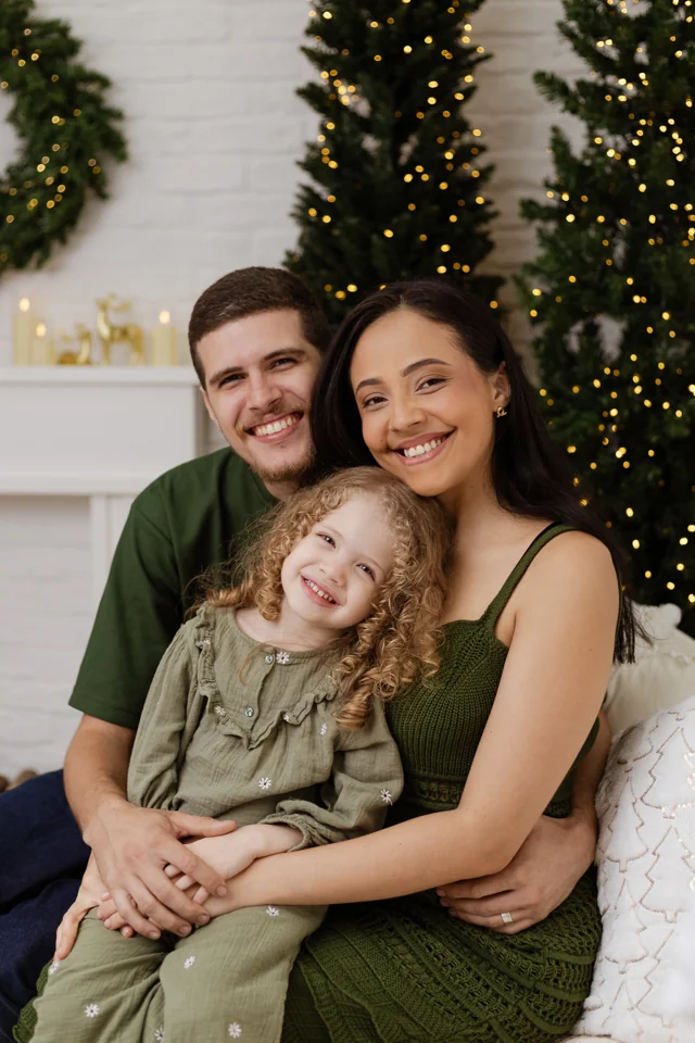 Abraço de pais e filha no ensaio de Natal