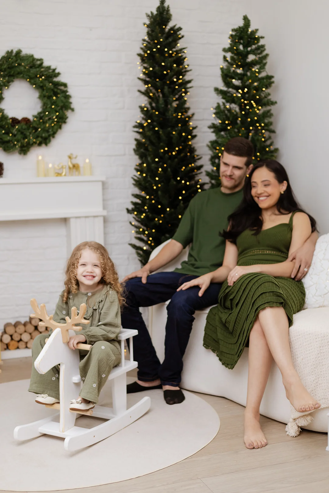 Família reunida no cenário de Natal 2026, com árvores iluminadas e decoração em tons naturais