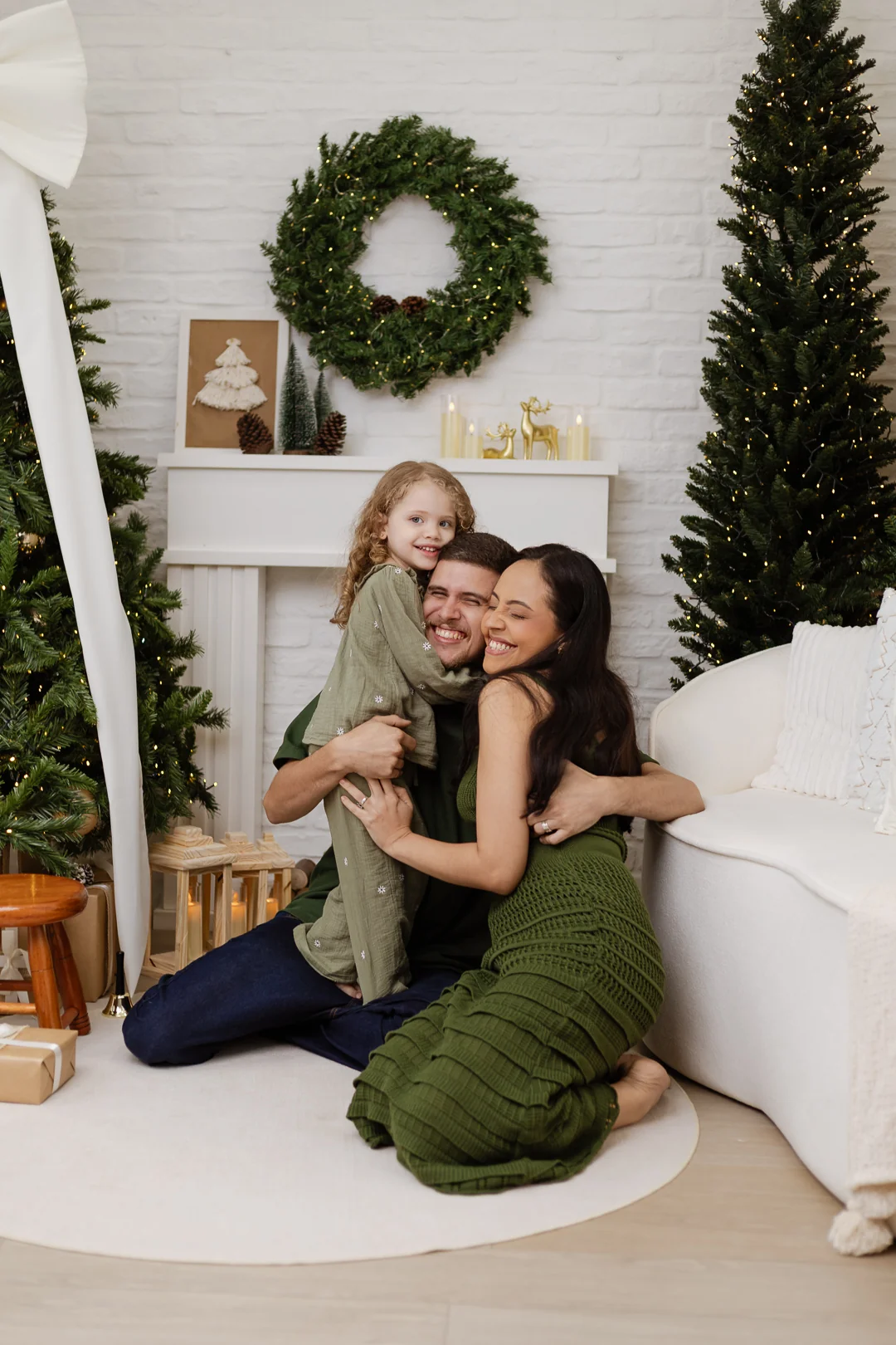 Mãe abraçando a filha no cenário de Natal